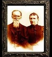 Morris Props "Changing Portrait - Mr. And Mrs. Gross" Hanging Halloween Decoration